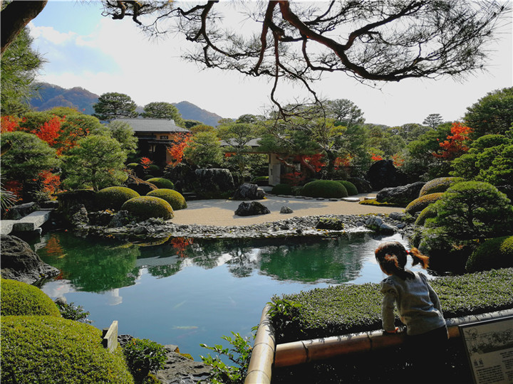 徐偉林  照片主題為“思”小女孩以湖為鏡在思考，為什么日本的園林能做的這么精細？主要原因是日本人在對工作的態度與工作的熱情度。.jpg