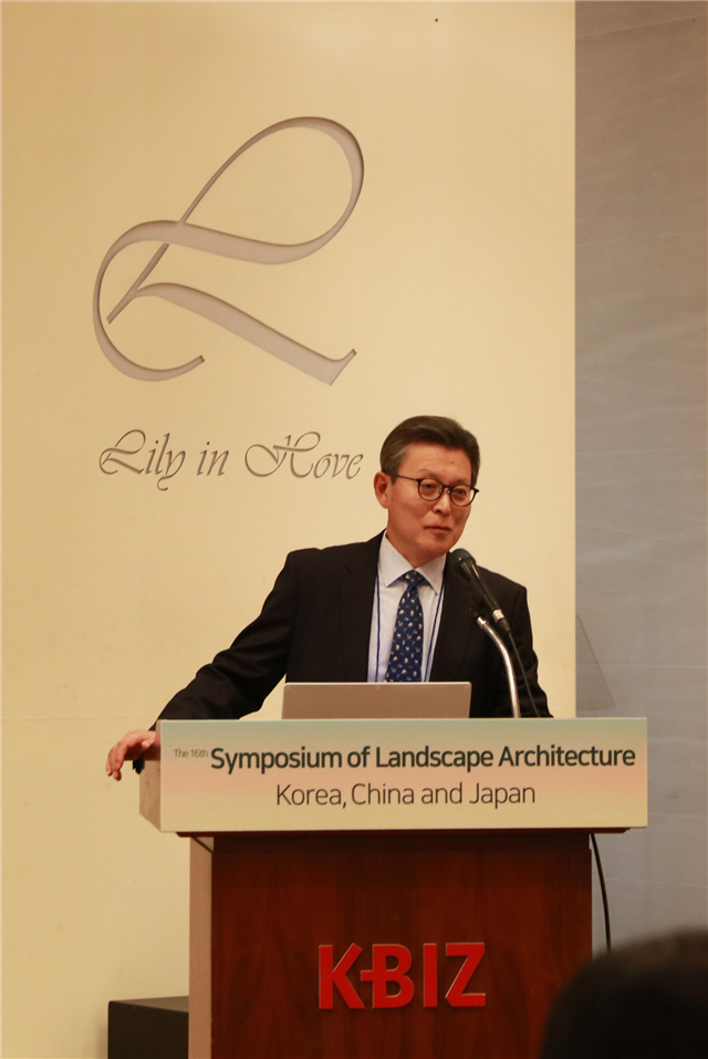 15391616653315599C7E.jpg 02.韓國造景學會會長Joohwan Suh先生.JPG